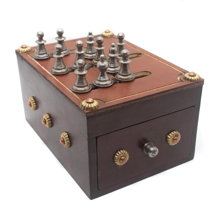 Jeu d'échecs dans une boîte de rangement.